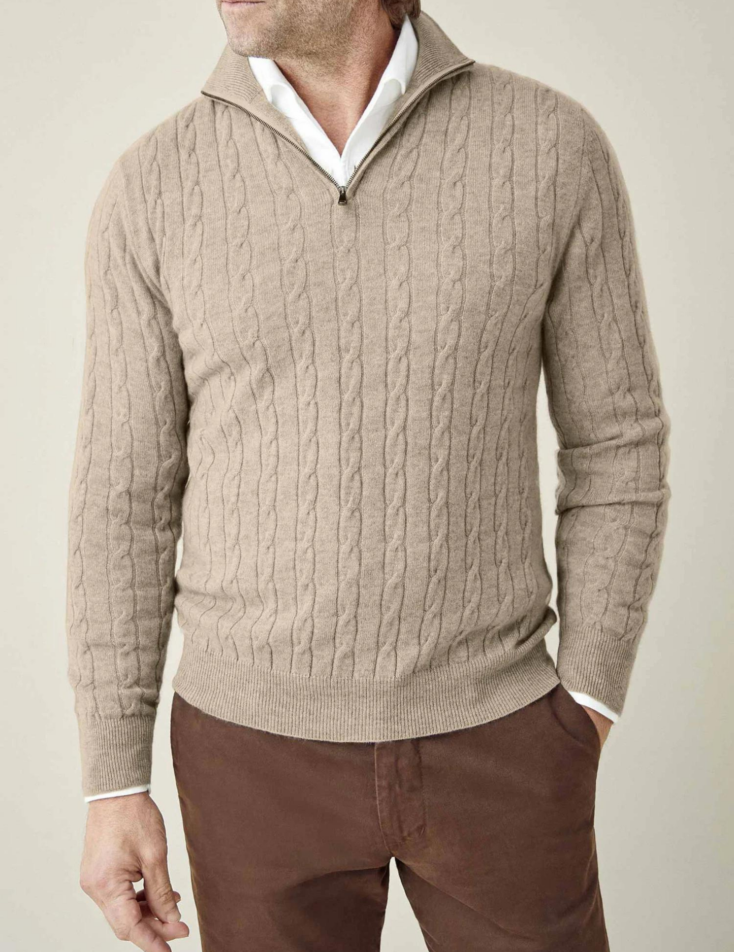 Elegant zip-up sweater in cable knit