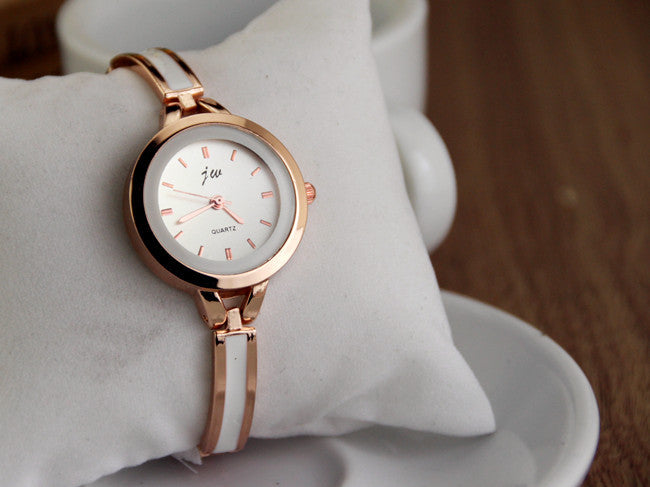 Women's wristwatch with metal bracelet