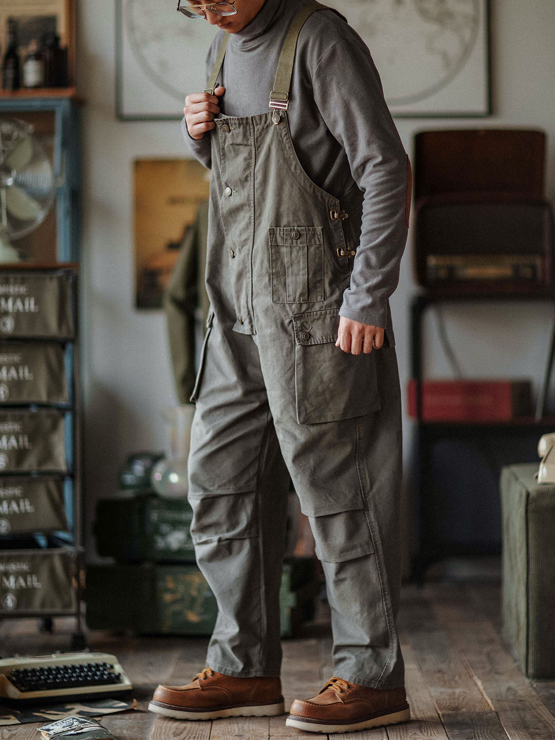 Canvas overalls for men Flap pockets Buttoned front Workwear
