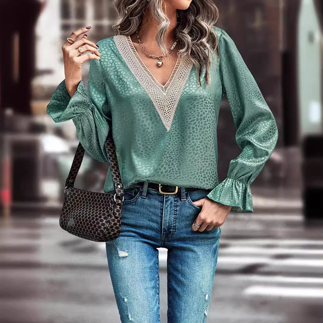 Chic blouse with V-neck and long sleeves - trendy and flattering