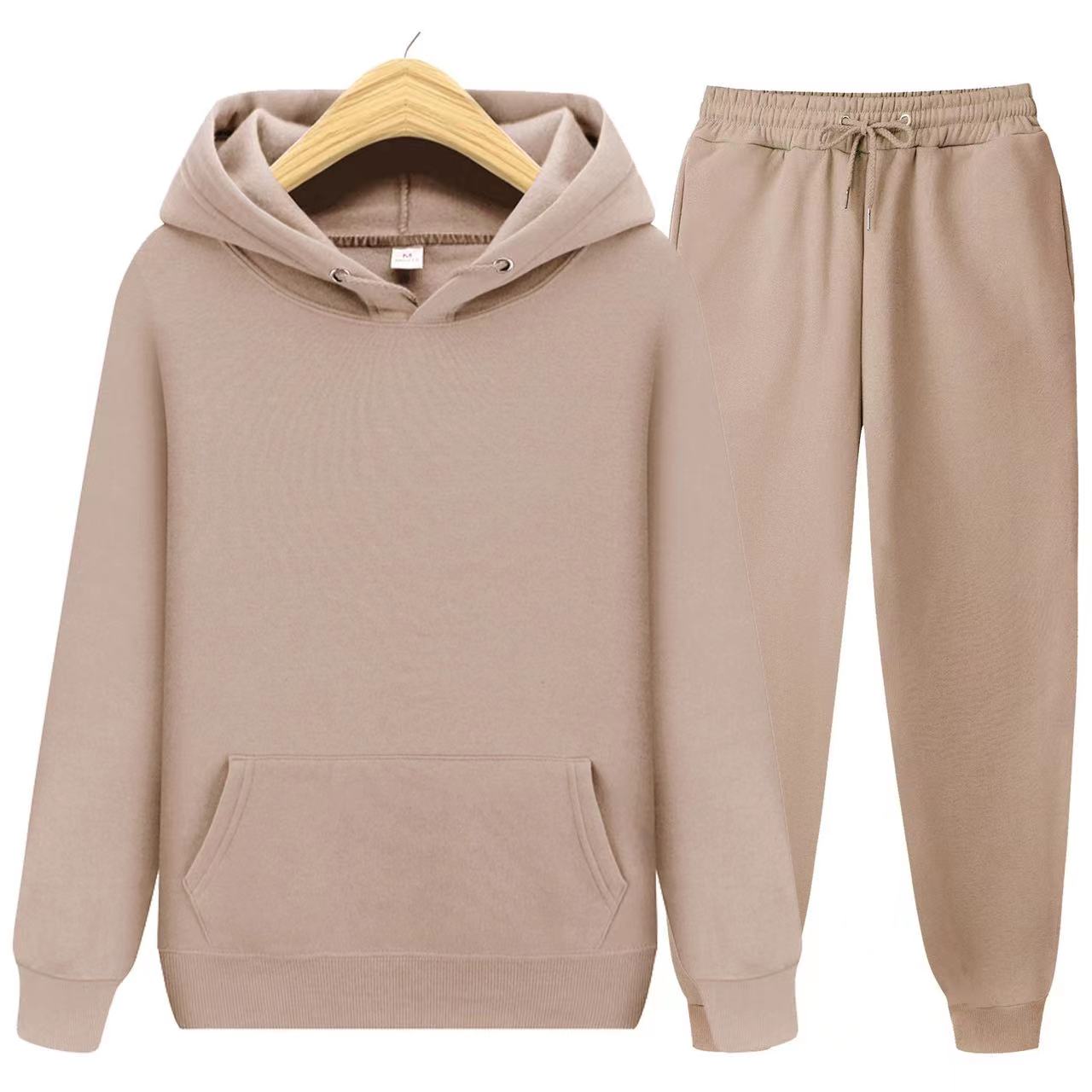 Hoodie and jogging pants set made of breathable material