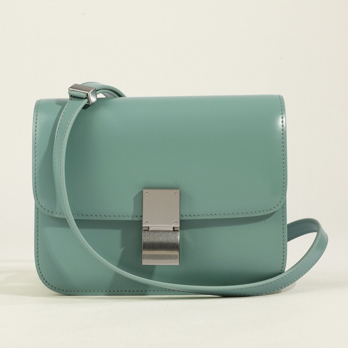 Eloura-Moda | Classic Flasp Box shoulder bag
