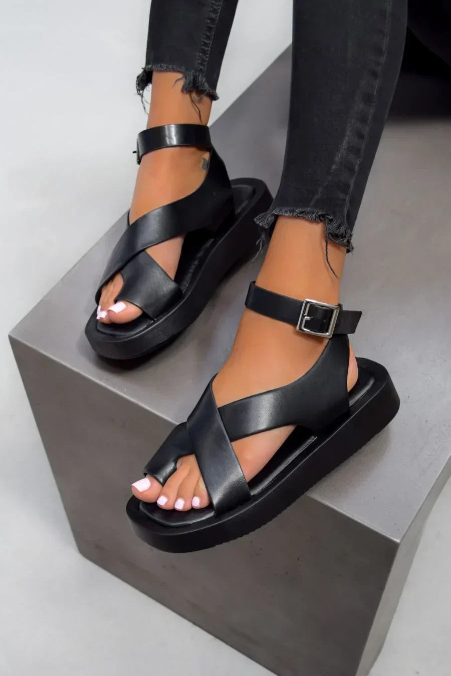 Women's Platform Flat Sandals with Buckle Detail and Casual Design