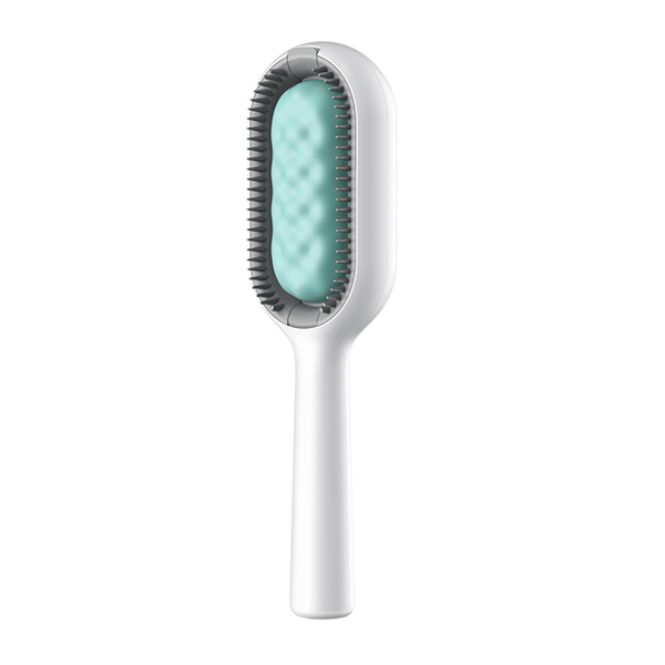Tweezing comb with integrated water reservoir for pets