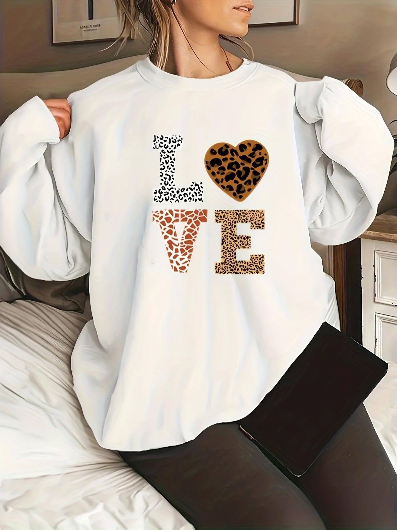 Women's sweater with crew neck and leopard pattern