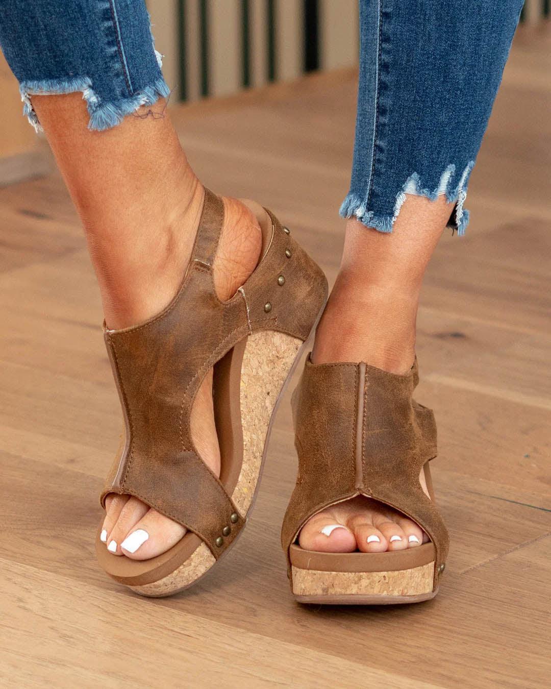 Women's wedge sandals with cork finishing