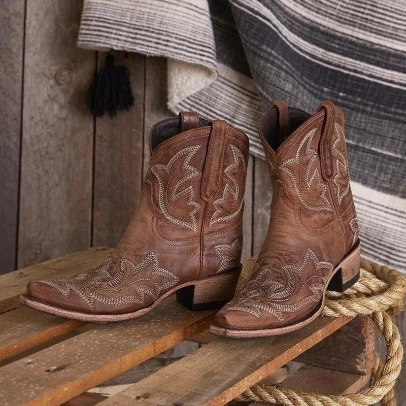 Women's cowboy boots with western embroidery
