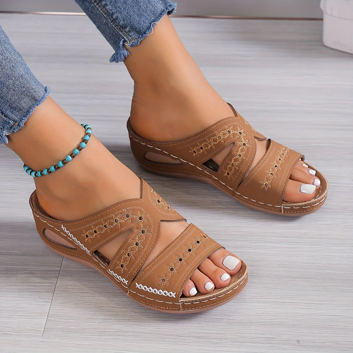 Comfortable orthopedic sandal with open wedge heel - support and style at the same time