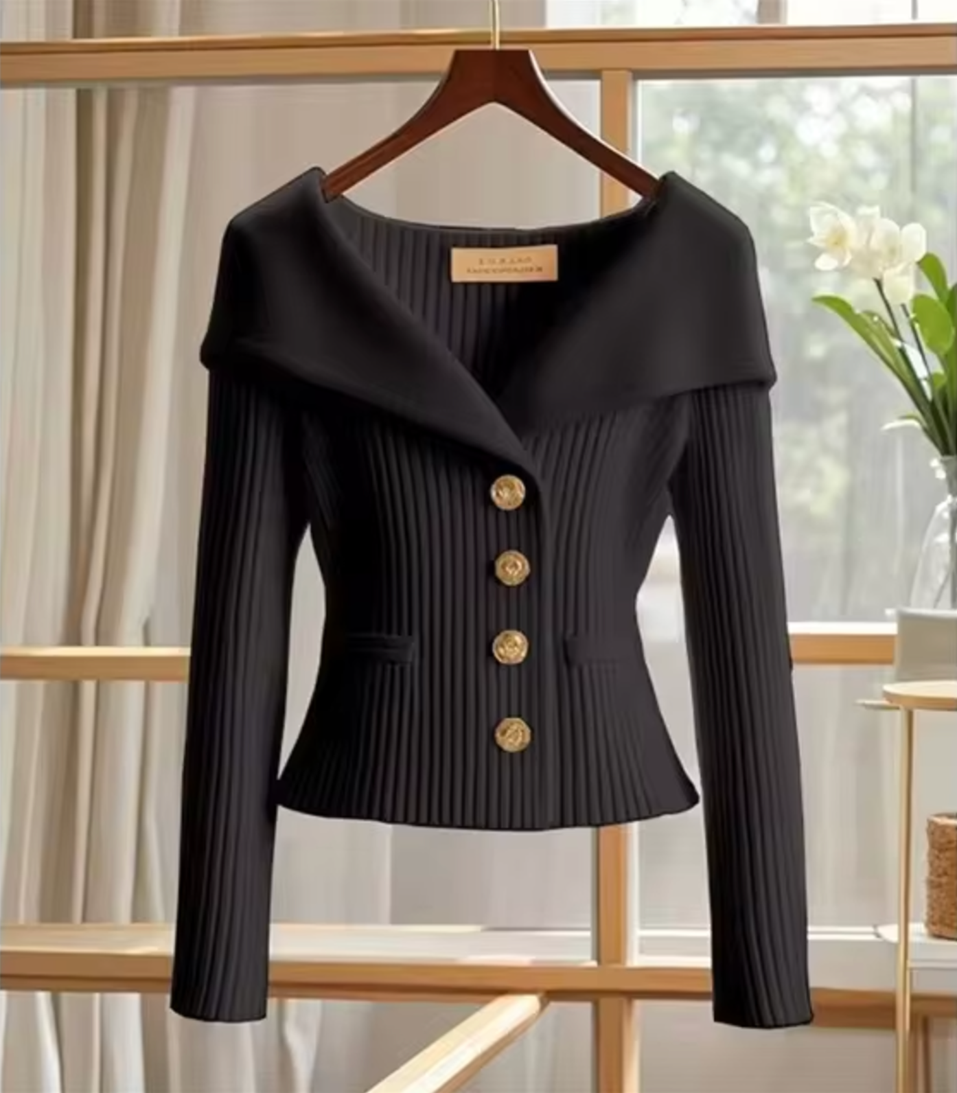 Women's cardigan with buttons and tailored cut | off-shoulder