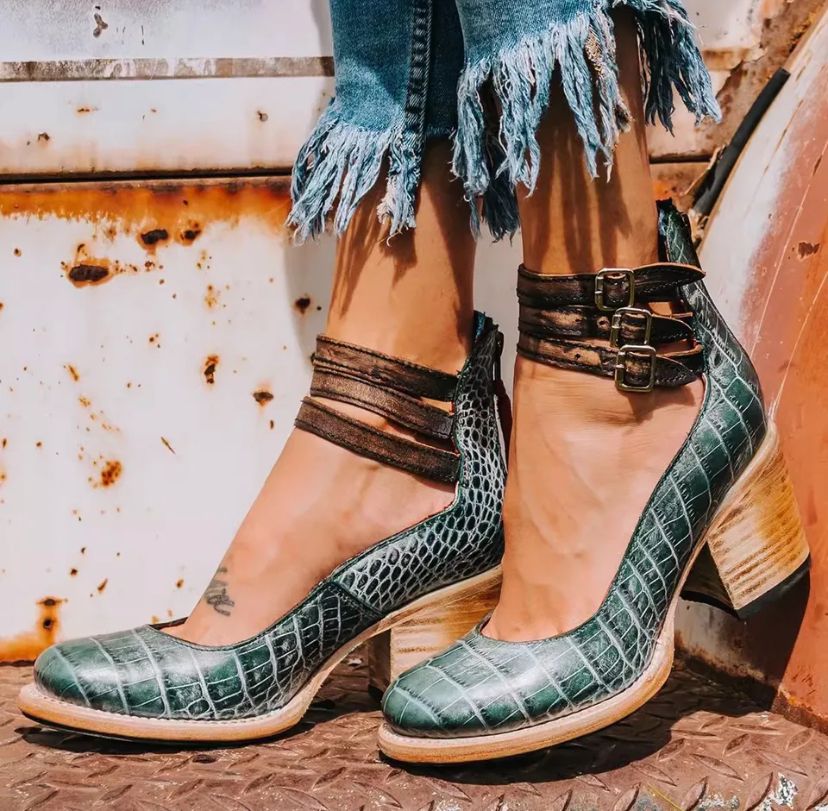 Cosette – Vintage Leather Strap Pumps