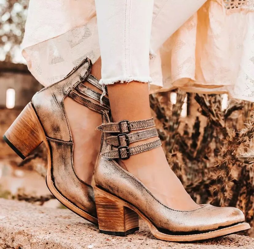 Cosette – Vintage Leather Strap Pumps