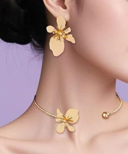 Ensemble de deux boucles d'oreilles à tige et tour de cou en alliage de cuivre doré et floral - TrendAura