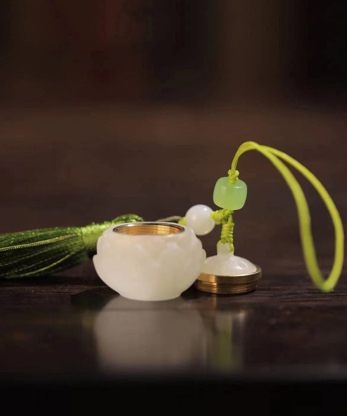 Chaînes de téléphone en jade vert tissé à la main avec pompon en forme de lotus creux - TrendAura
