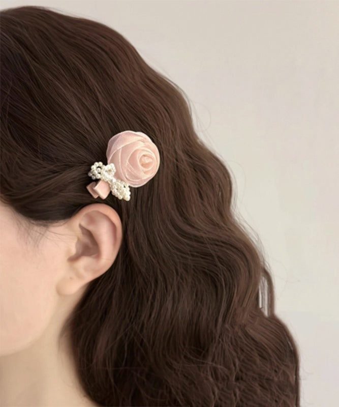 Épingle à cheveux en mousseline de soie rose avec nœud en forme de rose et perles - TrendAura