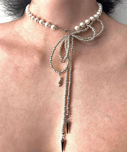Collier avec pendentif en acier inoxydable et perles en forme de nœud papillon en soie artificielle - TrendAura
