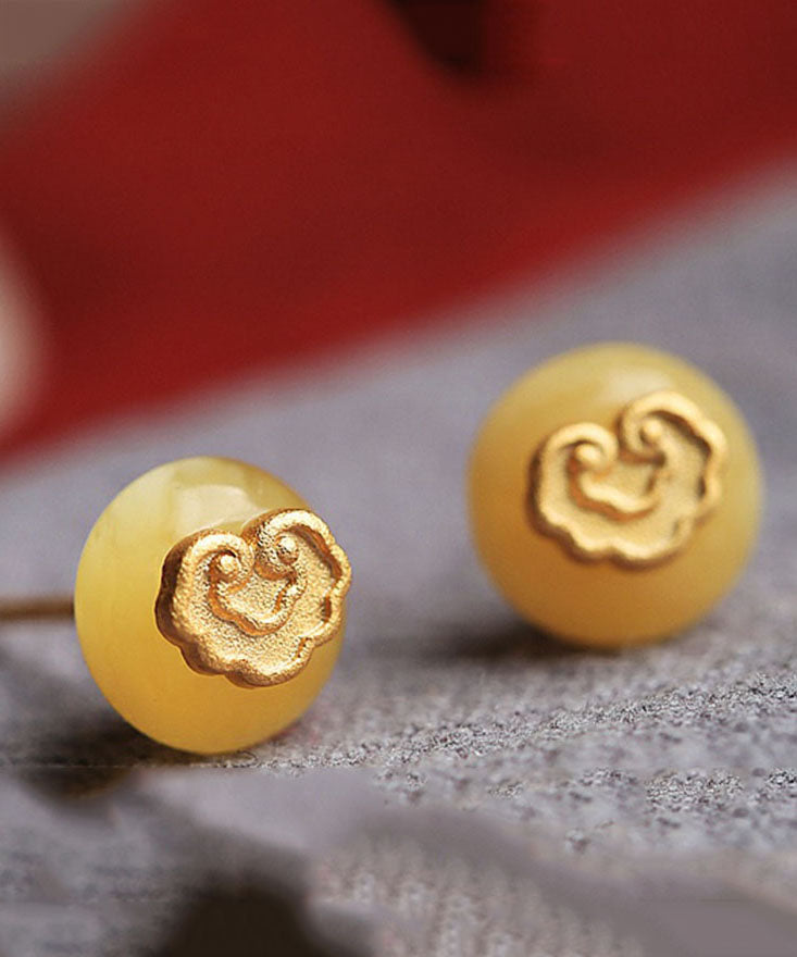 Boucles d'oreilles à tige en cire d'abeille en or jaune antique avec serrure de bons vœux - TrendAura