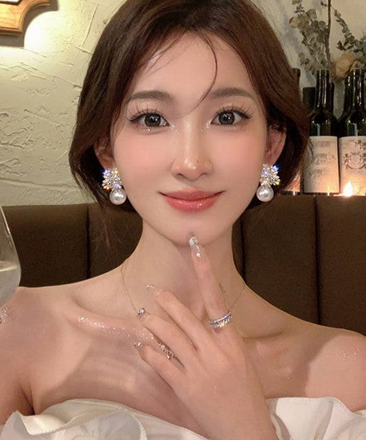 Magnifiques boucles d'oreilles à tige en forme de flocon de neige en cuivre beige surdoré et perle de zircone - TrendAura
