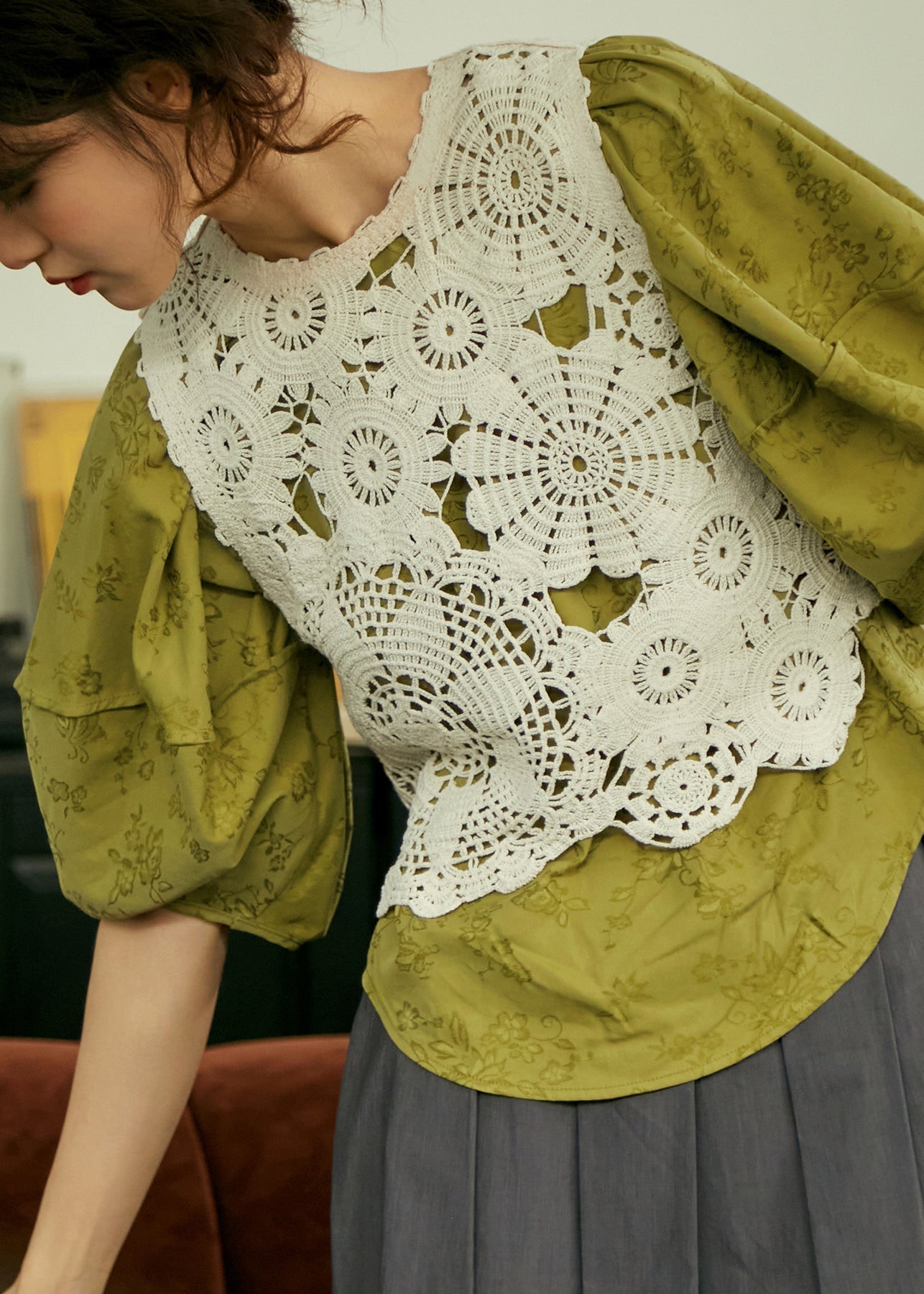 Magnifique gilet beige en coton à col rond et crochet ajouré sans manches - TrendAura