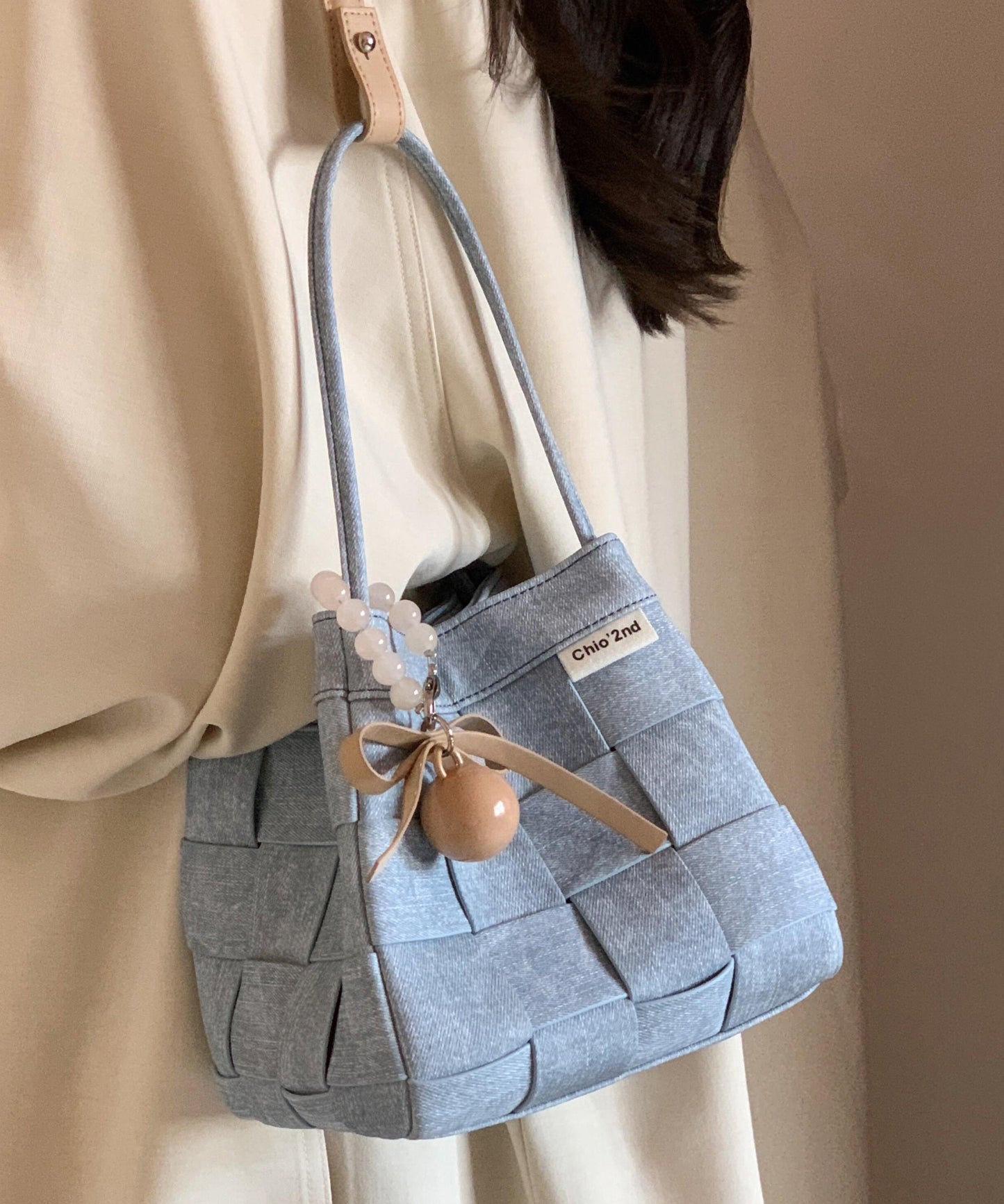 Magnifique sac seau tissé en denim bleu - TrendAura