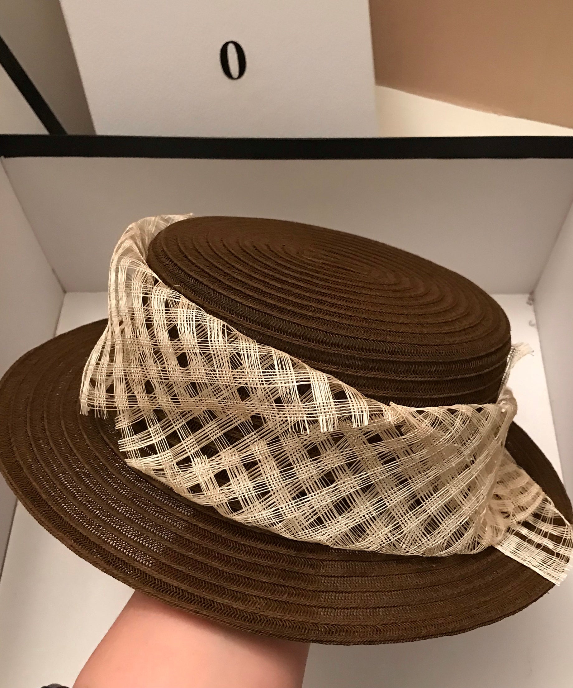 Magnifique chapeau cloche en paille tissée marron polyvalent pour les fêtes - TrendAura