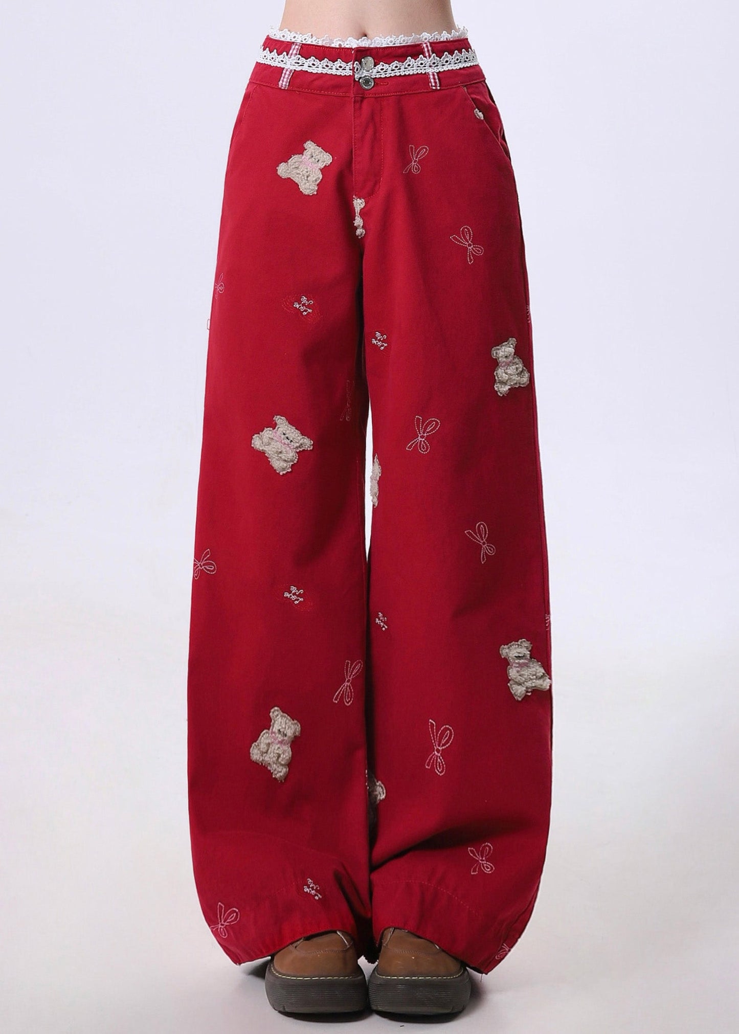 Magnifique pantalon en denim patchwork brodé rouge pour le printemps - TrendAura