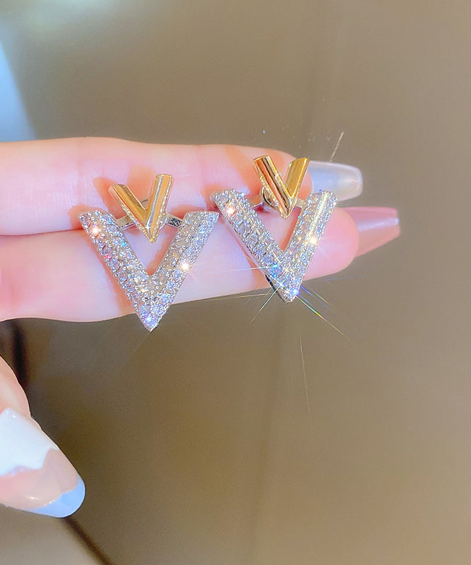 Magnifiques boucles d'oreilles à tige en forme de V avec zircons blancs et graphiques - TrendAura