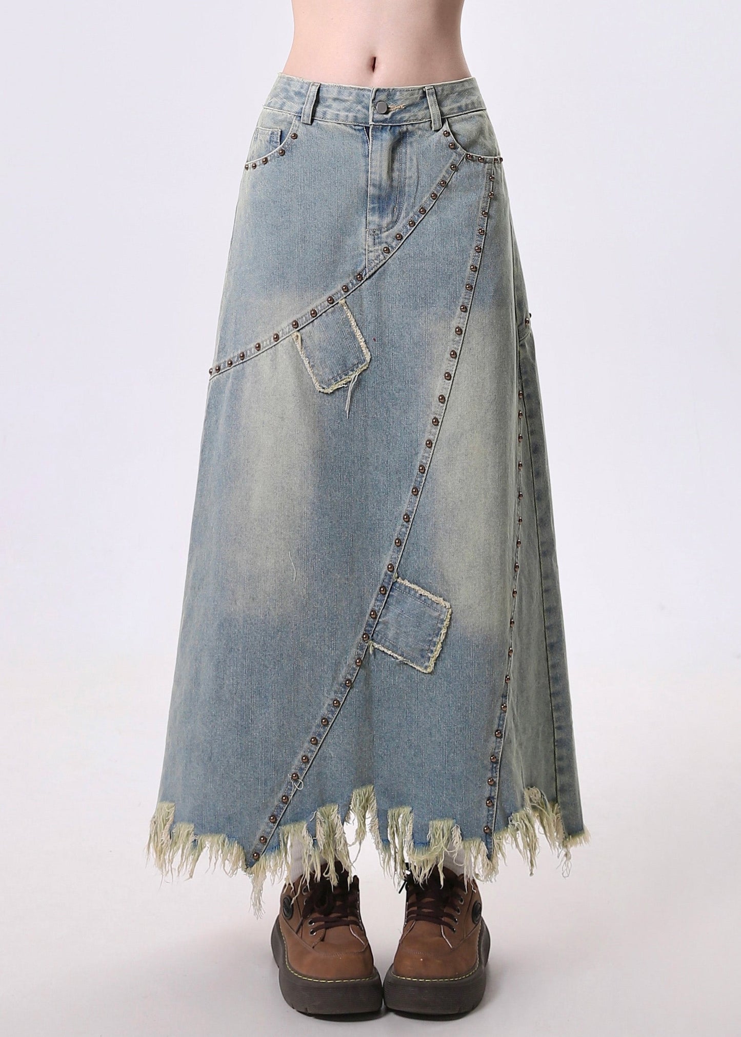 Jupe trapèze en jean bleu bohème à franges et rivets, style patchwork, printemps - TrendAura