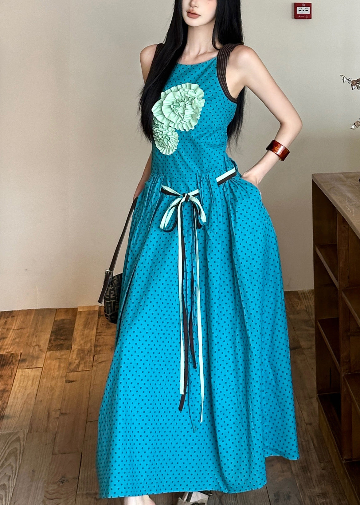 Robe bohème bleue en coton à fleurs, sans manches - TrendAura