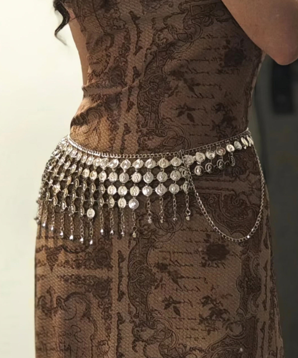 Chaîne de corps bohème en alliage blanc à paillettes et pompons - TrendAura