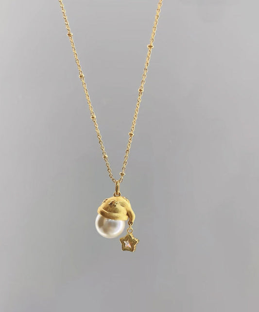 Collier avec pendentif étoile en forme de chapeau de Noël et perle en zircon surdoré en cuivre doré - TrendAura