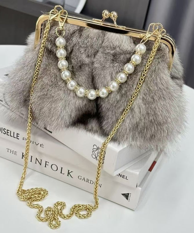 Sac messager gris en fourrure duveteuse avec chaîne - TrendAura