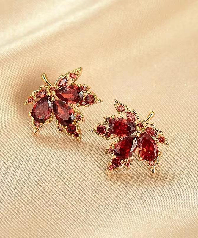 Boucles d'oreilles à tige en alliage rouge et zircon en forme de feuille d'érable - TrendAura