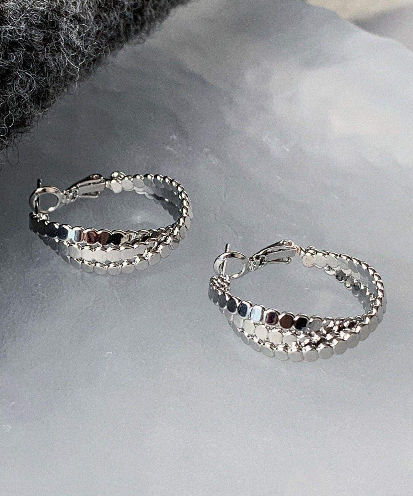 Boucles d'oreilles créoles torsadées en soie et argent sterling, style boutique. - TrendAura