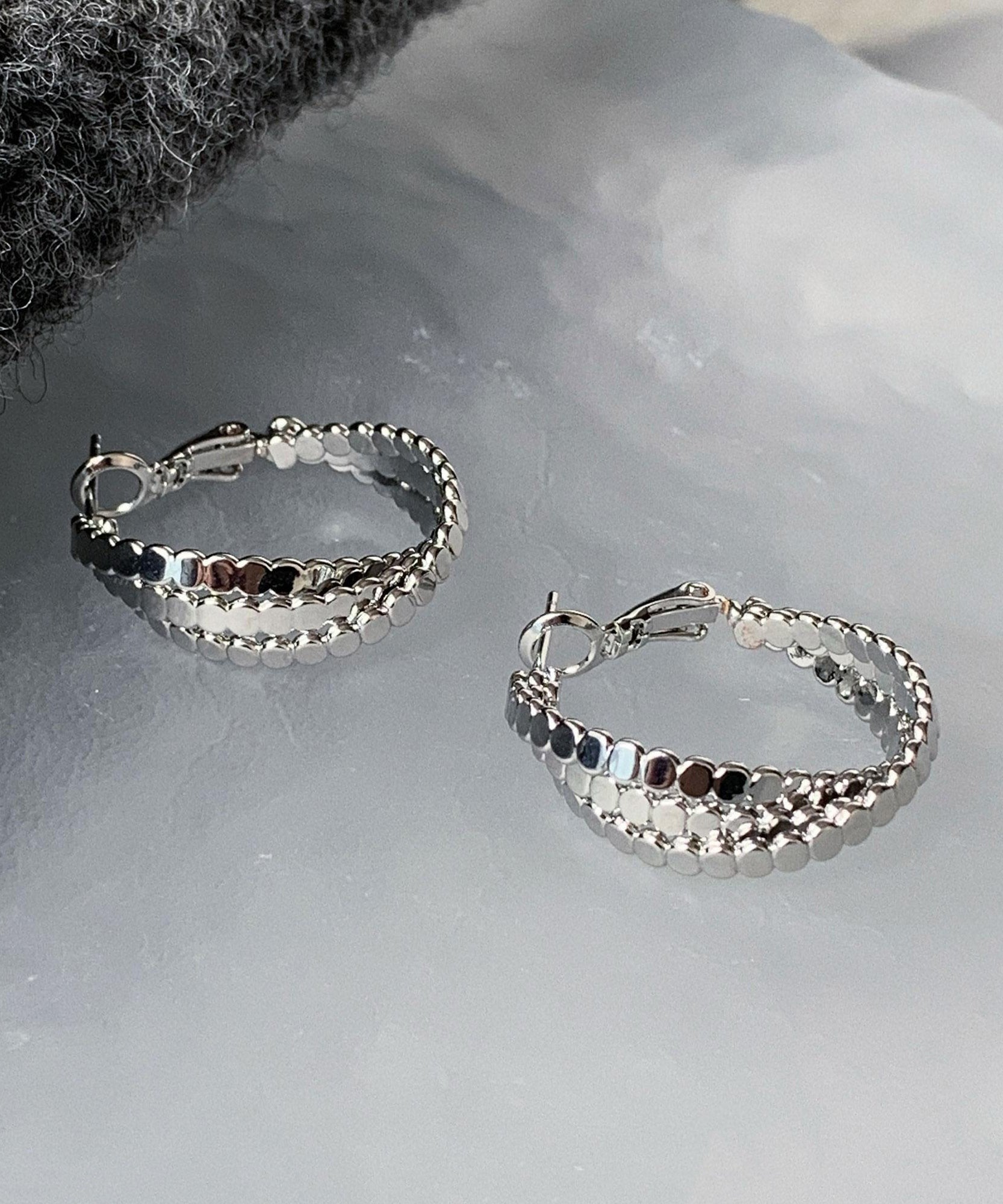 Boucles d'oreilles créoles torsadées en soie et argent sterling, style boutique. - TrendAura