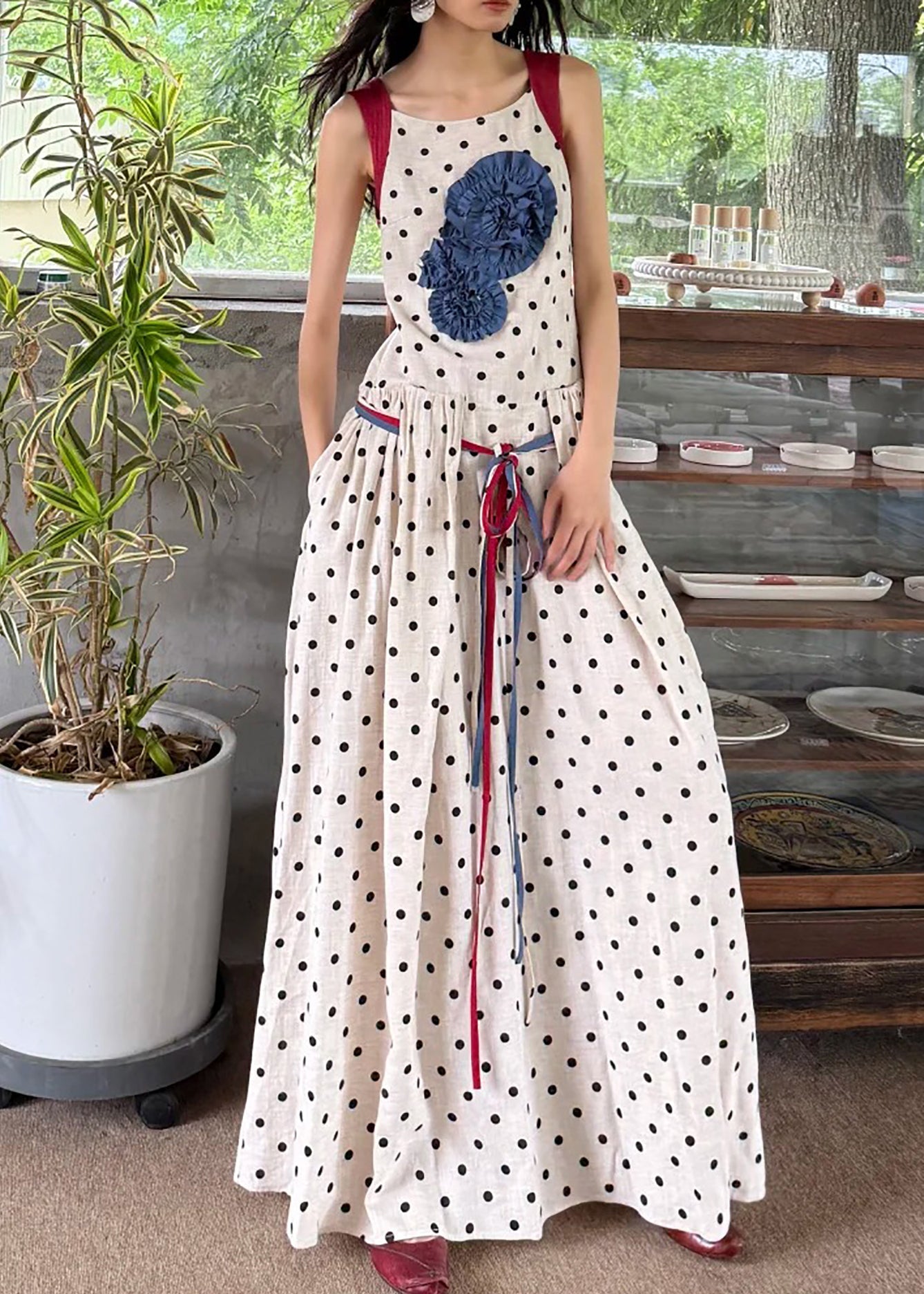 Robe de vacances d'été en coton blanc avec imprimé à la taille et cravate - TrendAura