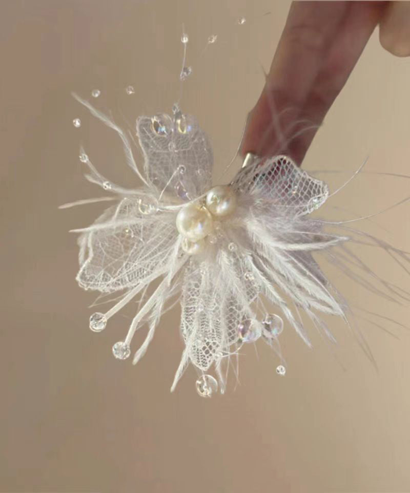 Barrette à cheveux en dentelle beige avec plumes et perles évidées - TrendAura