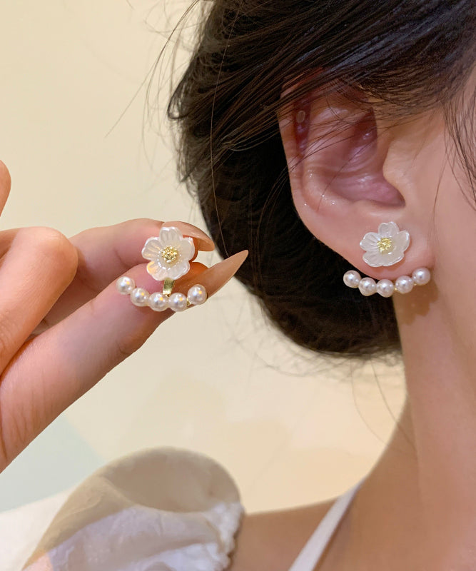 Boucles d'oreilles à tige florales en cuivre blanc surdoré avec perles - TrendAura