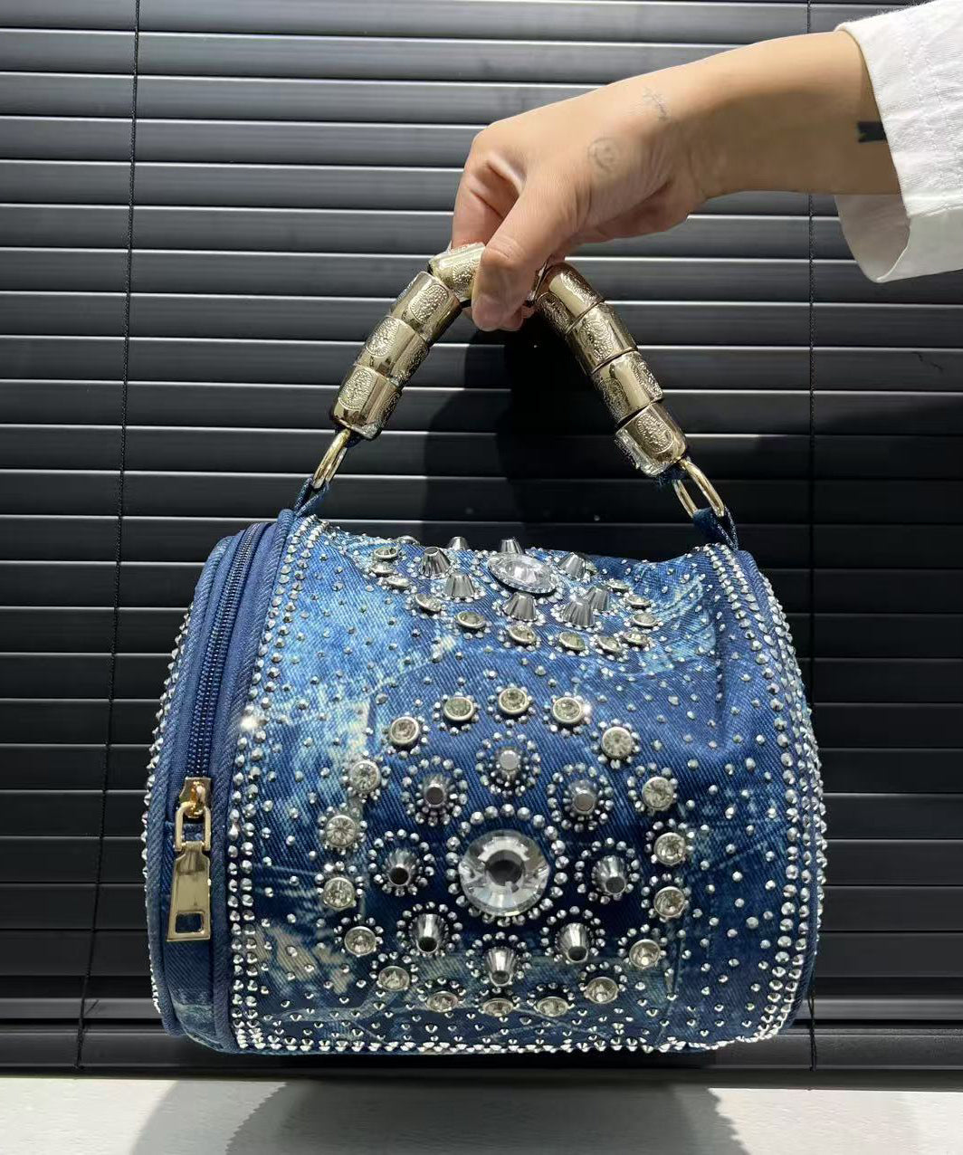 Sac fourre-tout chic en denim bleu avec rivets et zircons - TrendAura