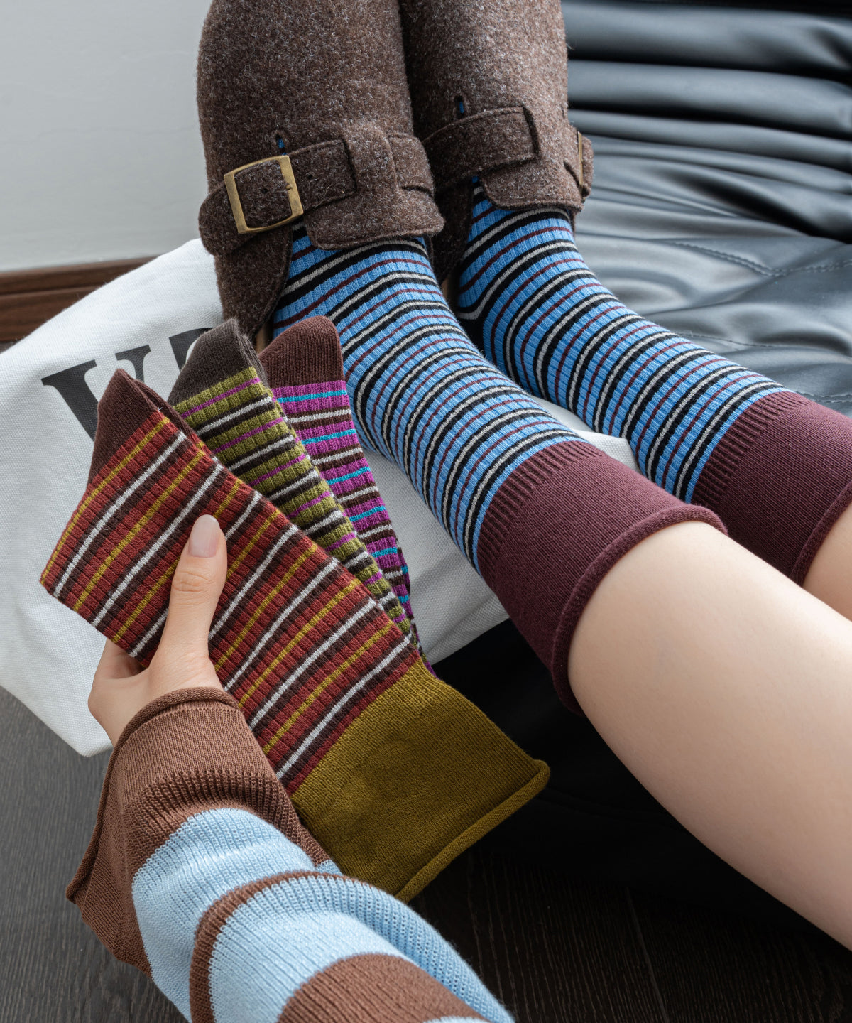 Chaussettes mi-mollet chics en coton à rayures colorblock - TrendAura