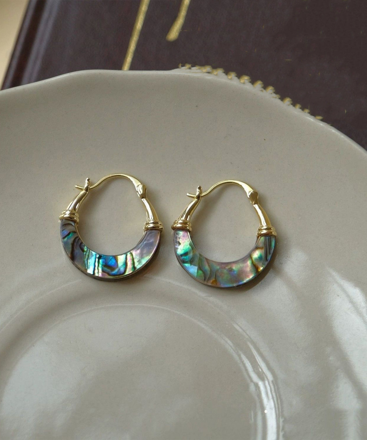 Boucles d'oreilles créoles chics en coquillage doré et cuivre surdoré - TrendAura