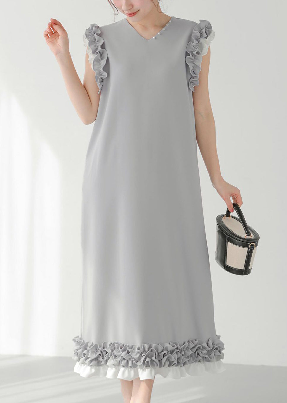 Robe droite chic grise à volants et perles en patchwork, sans manches - TrendAura