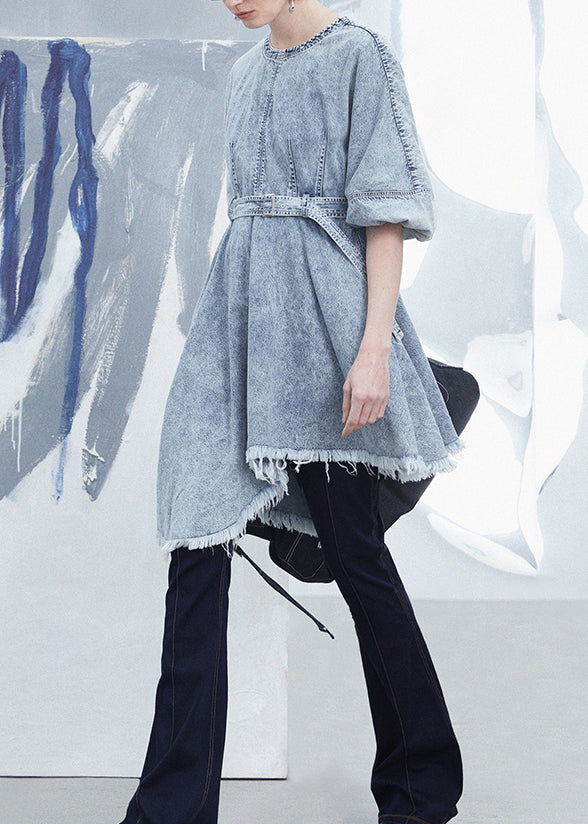 Robe en jean patchwork asymétrique bleu clair chic à pompons pour l'été - TrendAura