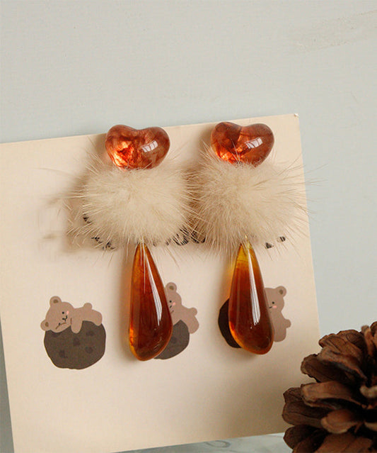 Boucles d'oreilles pendantes chics en résine plastique orange avec boules pelucheuses décorées - TrendAura