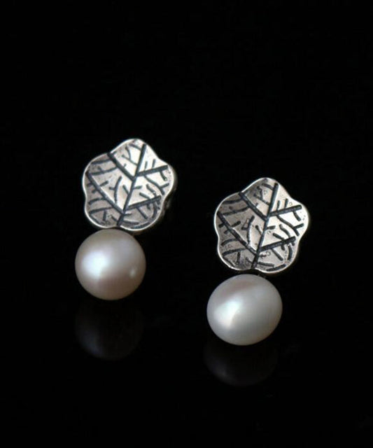 Boucles d'oreilles à tige en argent sterling et perles en forme de feuille de lotus - TrendAura