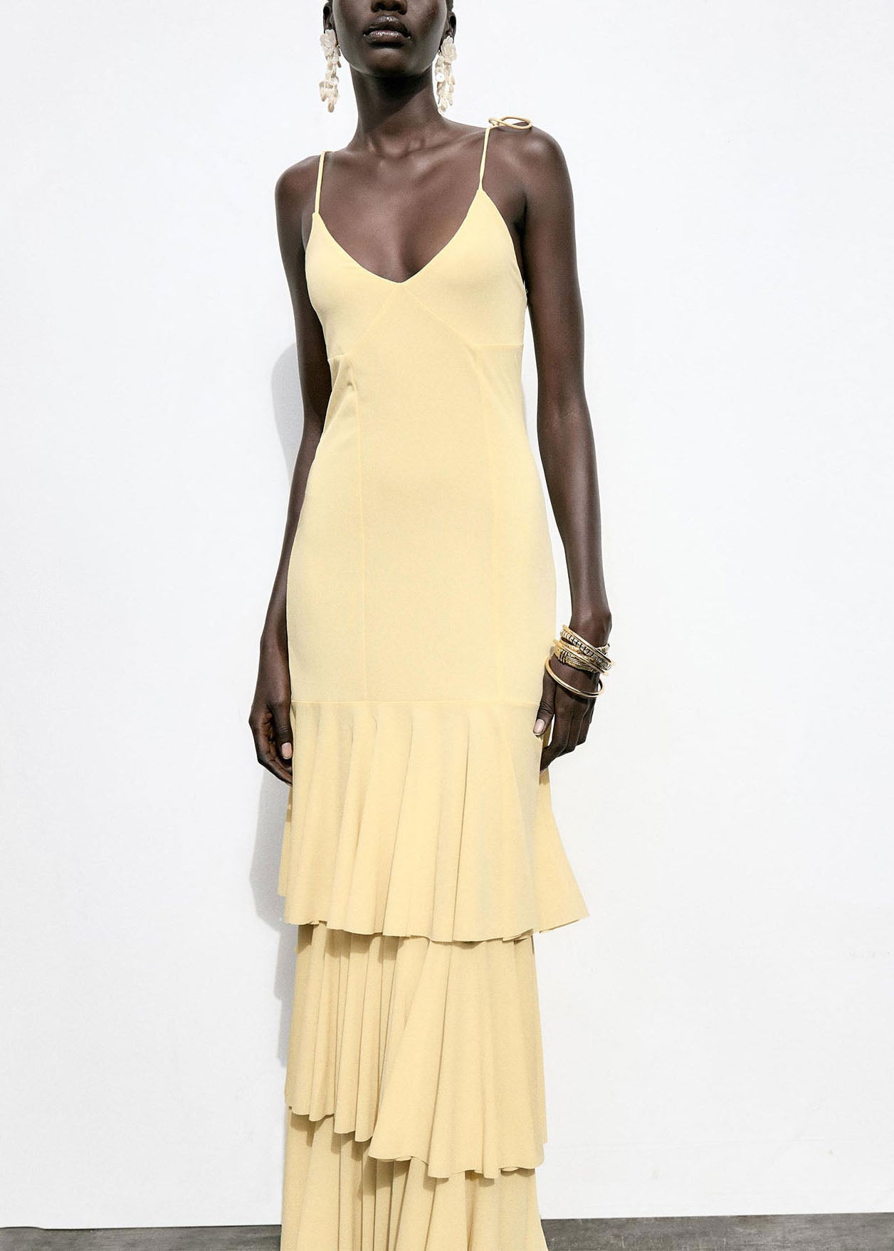 Robe d'été chic à bretelles spaghetti en mousseline de soie jaune à volants et patchwork - TrendAura