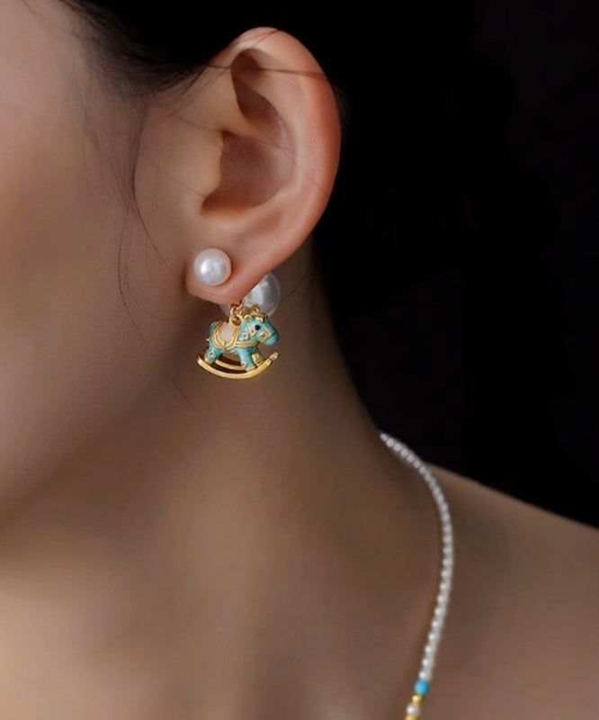 Boucles d'oreilles puces en forme de petit cheval à bascule, style chinois, cuivre bleu doré, zircon, perle et glaçure coulante - TrendAura