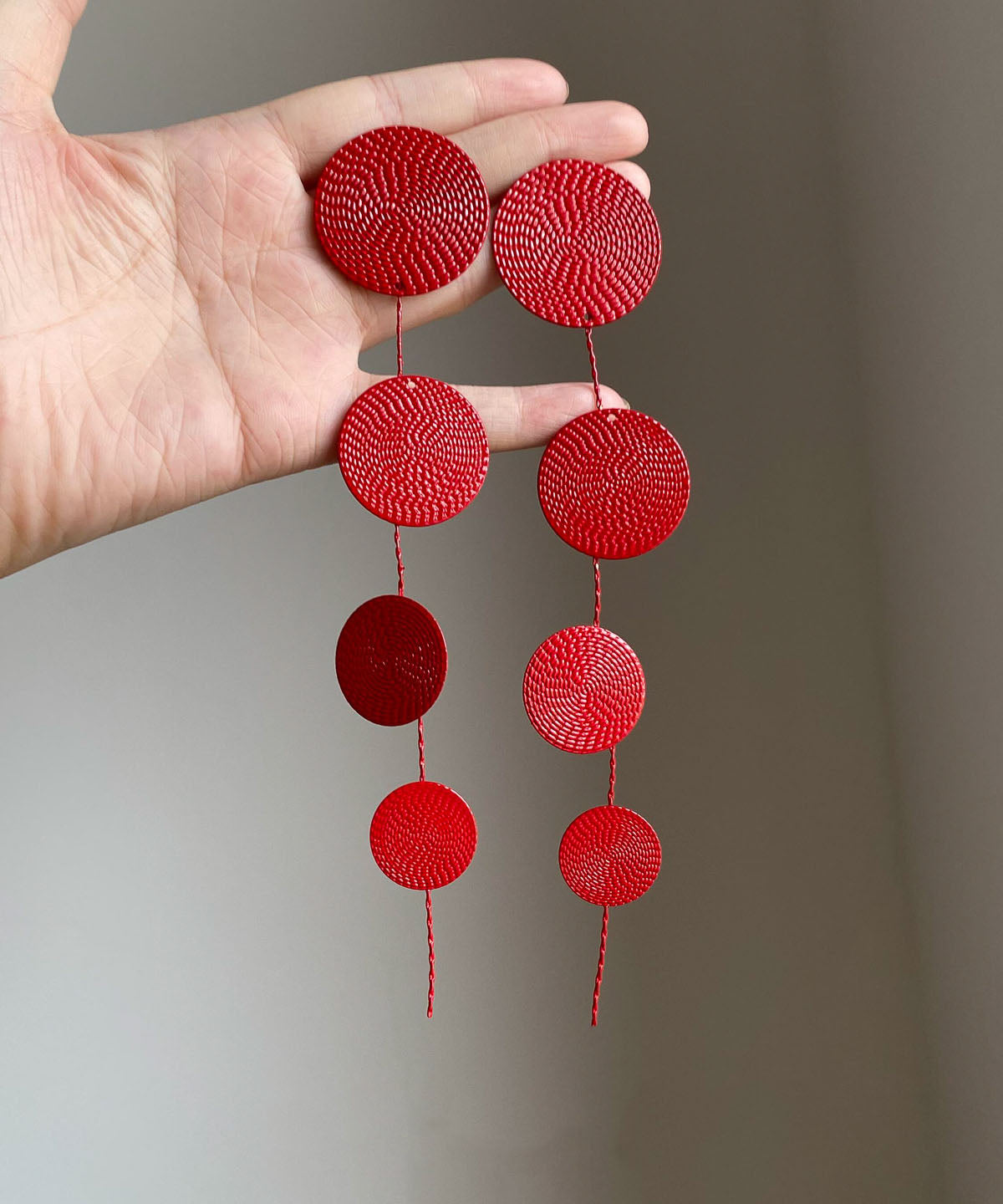 Boucles d'oreilles pendantes à pampilles et sequins rouges en métal de style chinois - TrendAura