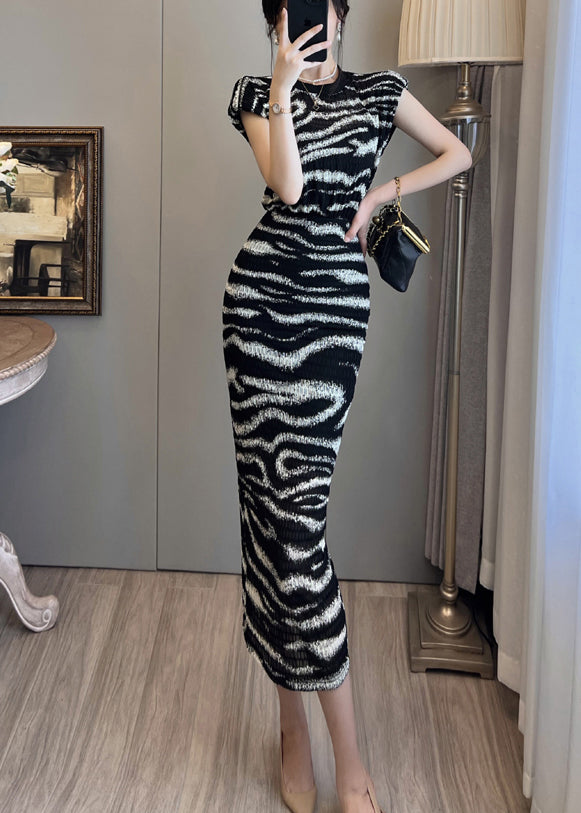 Robe d'été élégante à imprimé zèbre noir et coupe ajustée - TrendAura