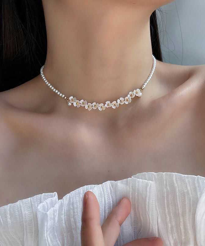Collier élégant en alliage blanc avec perles florales en forme de poire - TrendAura