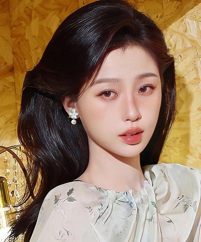 Boucles d'oreilles pendantes élégantes en alliage blanc avec perles et fleurs - TrendAura